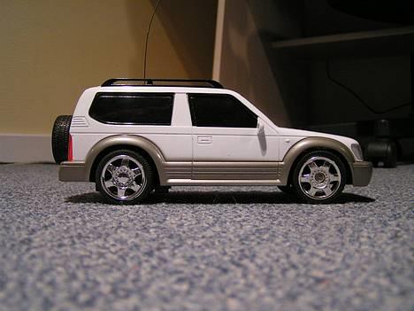 Bil Toyota Land Cruser - Bilen set fra siden uden klistermærker billede 7