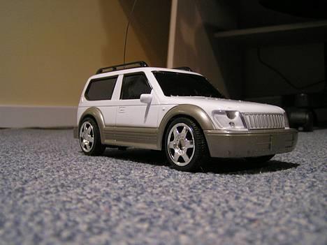 Bil Toyota Land Cruser - Bilen set skråt forfra uden klistermærker billede 8