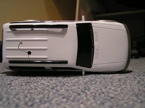 Bil Toyota Land Cruser - Bilen set oppe fra, og hullerne i fronten stammer fra et heksehyl:D billede 10