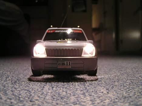 Bil Toyota Land Cruser - Set forfra i lys, med lys på billede 11