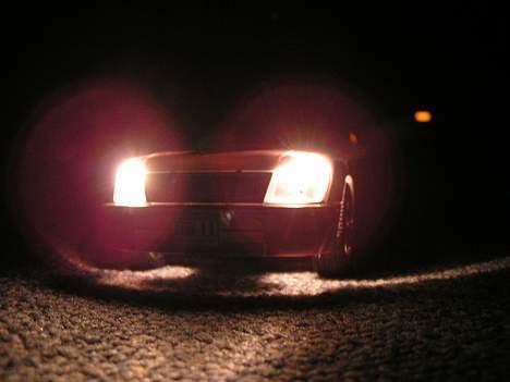 Bil Toyota Land Cruser - Set skråt forfra i mørke, med lys på billede 13