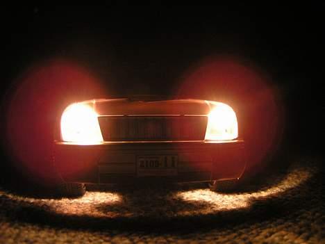 Bil Toyota Land Cruser - Set forfra i mørke, med lys på billede 14