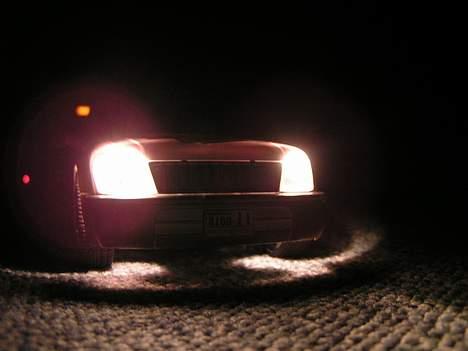 Bil Toyota Land Cruser - Set lidt skråt forfra i mørke, med lys på billede 16