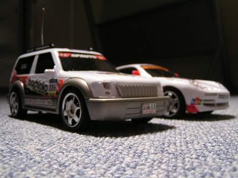 Bil Toyota Land Cruser - De to søskende biler set sidelæns forfra fra den anden side billede 18