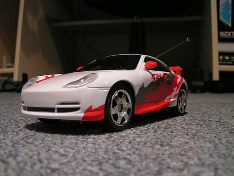 Bil Porsche 911 - Bilen set skråt forfra i lys fra siden  uden klistermærker billede 2