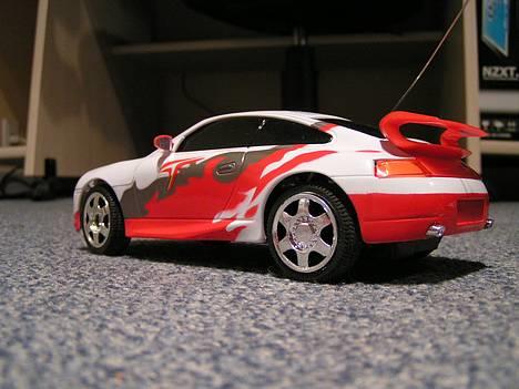 Bil Porsche 911 - Bilen set skråt bagfra i lys fra siden  uden klistermærker billede 4