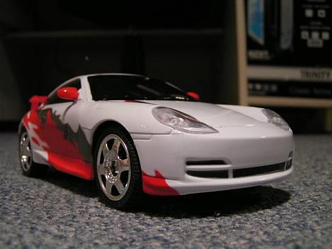 Bil Porsche 911 - Bilen set skråt forfra i lys  uden klistermærker billede 5