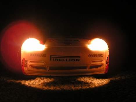 Bil Porsche 911 - Bilen set forfra i mørke med lyset tændt billede 9