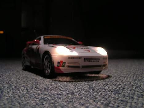 Bil Porsche 911 - Bilen set skråt forfra i lys med lyset tændt billede 16