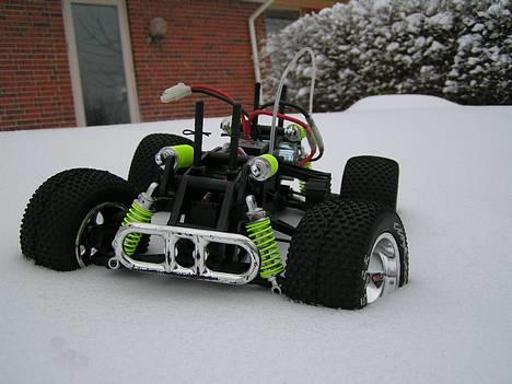 Truck Cen Mini Madness - Mini Madnes´en set forfra uden karosse i sneen billede 2