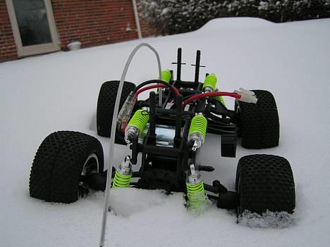 Truck Cen Mini Madness - Mini Madnes´en set bagfra i sneen uden karossen billede 3