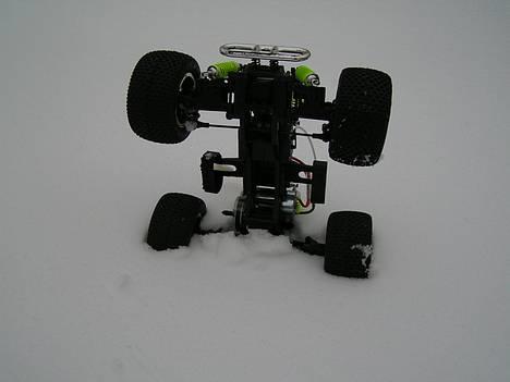 Truck Cen Mini Madness - Mini Madnes´en står i sneen uden karosse billede 4