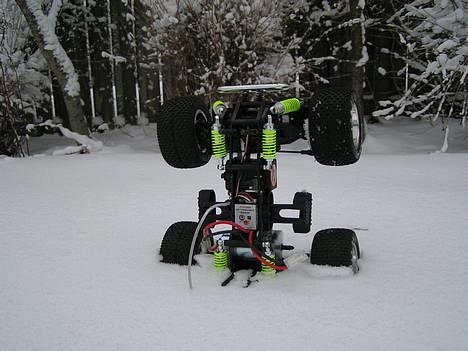 Truck Cen Mini Madness - Mini Madnes´en står i sneen uden karosse billede 5