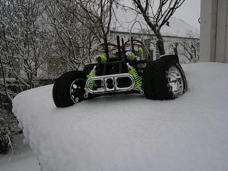 Truck Cen Mini Madness - Mini Madnes´en står på brændeskuret uden karosse billede 6