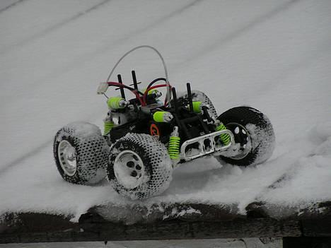 Truck Cen Mini Madness - Mini Madnes´en set forfra, oppe at klatre på taget billede 8