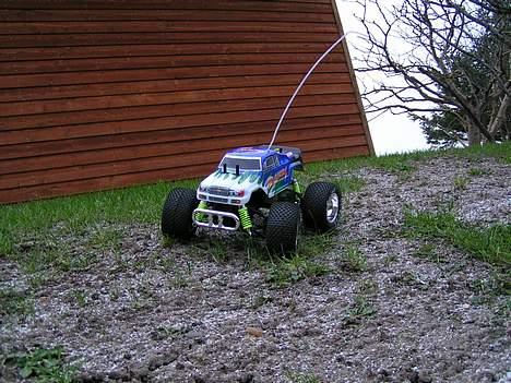 Truck Cen Mini Madness - Mini Madnes´en set skråt forfra, holdende på en bakke billede 10