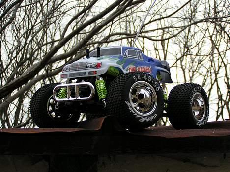 Truck Cen Mini Madness - Mini Madnes´en set skråt forfra, oppe på taget billede 14