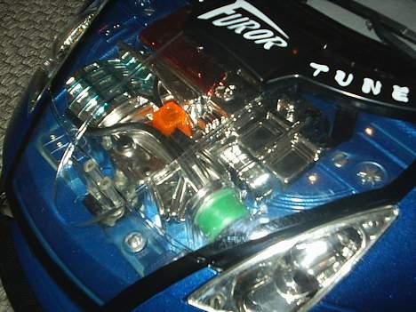 Bil Toyota Celica - Motoren =) Hjelmen kan åbnes fra fjernbetjeningen :P  billede 2