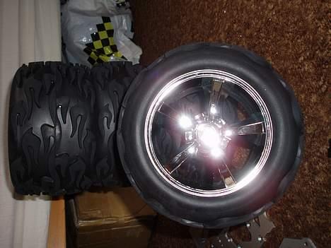 Off-Roader Hpi Savage SS 4.6 Truckzi - De nye dæk/fælge der følger med i TruckZilla .46 kit billede 5