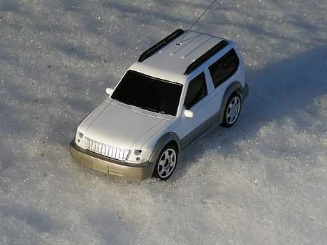 Bil Toyota Land Cruser - Forfra i skolskinnet igen billede 2