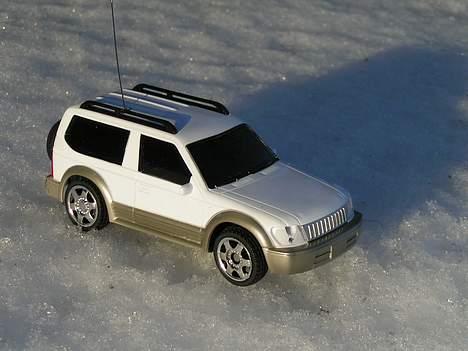 Bil Toyota Land Cruser - Skråt fra siden i solskinnet billede 3