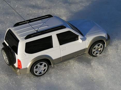 Bil Toyota Land Cruser - Skråt fra siden i solskinnet igen billede 4