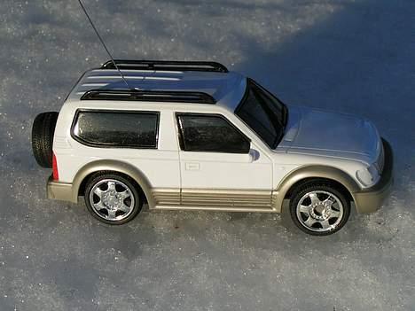 Bil Toyota Land Cruser - Fra siden i solskinnet billede 5