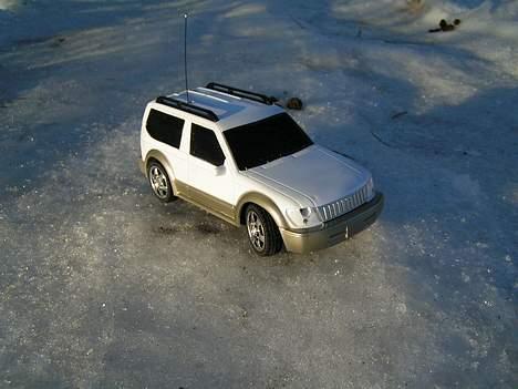 Bil Toyota Land Cruser - Skråt forfrra i skolskinnet billede 7