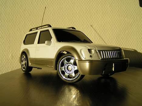 Bil Toyota Land Cruser - Skråt forfra igen billede 15