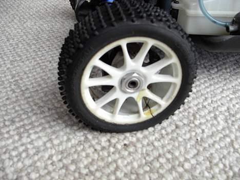 Buggy Kyosho Inferno 7,5 Sports - smadret felg lappet med lim billede 3