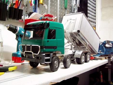 Lastbiler Mercedes Actros - her tippes container billede 1