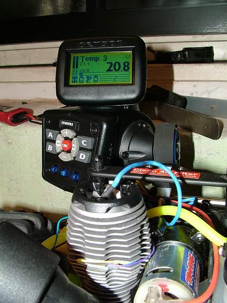 Off-Roader Traxxas T-Maxx - Mit nye Normadio anlæg understøtter "onboard" temp sensor hvis du kigger på kølehovedet i det bredeste mellemrum kan du se 3 tynde ledninger der stikker ud fra selve sensoren billede 18