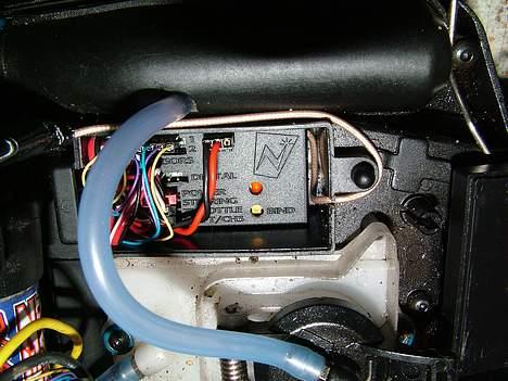 Off-Roader Traxxas Jato - Modtageren (Transceiveren) til mit nye Normadio anlæg hvor der i øverste venstre hjørne der 2 porte til 2 temp sensorer og lige til højre for er porten til batteri sensoren og under de 2 temp sensor porte er den port til fart sensoren og data port billede 17