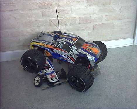 Truck Traxxas Revo TRX 2.5R - Storebror ser ud til at ha "fod" på tingene... billede 5