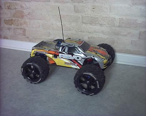 Truck Traxxas Revo TRX 2.5R - Revo´en med sorte fælge, sorte bumpers, og gul karros... billede 8