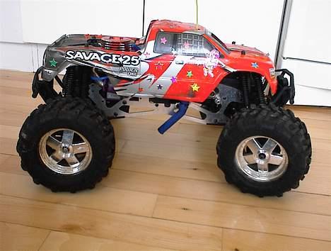 Truck savage 25 - Min datter på 2 år har fået lov til at sætte sit præg på den med klistermærker, den har fået de gamle fælge på billede 6