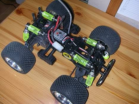 Truck Cen Mini Madness-team MM - uden karosse...synes faktisk at den ser pæn ud under karossen i forhold til andre biler.... taget på min æillebrors værelse billede 6