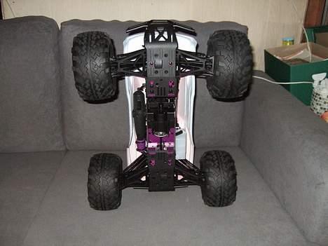 Truck Savage X - Lige et billede af bunden. billede 8