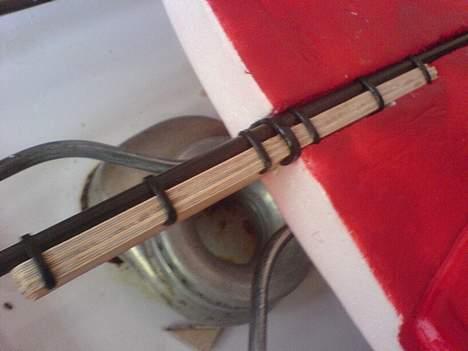 Fly  Wingdragon Sportster 4ch - Montering af kulfiberrør med strips på krydsfiner, giver et stift center, men en "smidig" vinge billede 14