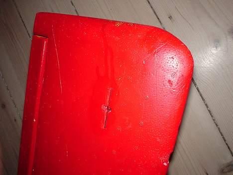 Fly  Wingdragon Sportster 4ch - Kulfiberforstærkningen er "hængt op"  i oversiden af vingen med strips billede 15