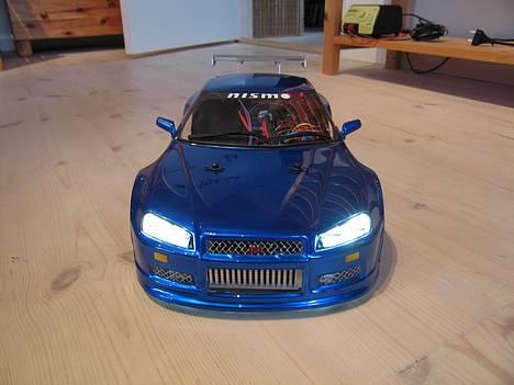 Bil Nissan Skyline R34 GT-R V.Spec Tamiya TT-01 - i venstre side af forruden er der helt sort, det er sædet billede 4