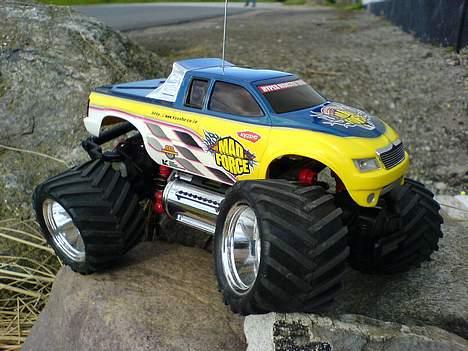 Truck Kyosho Mini-z Monster - ser fedt ud at man kan se hvordan den "knækker" i leddene når den "klatre" rundt billede 4