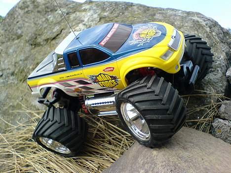 Truck Kyosho Mini-z Monster - Den står godt fast selv på ujævne områder billede 5