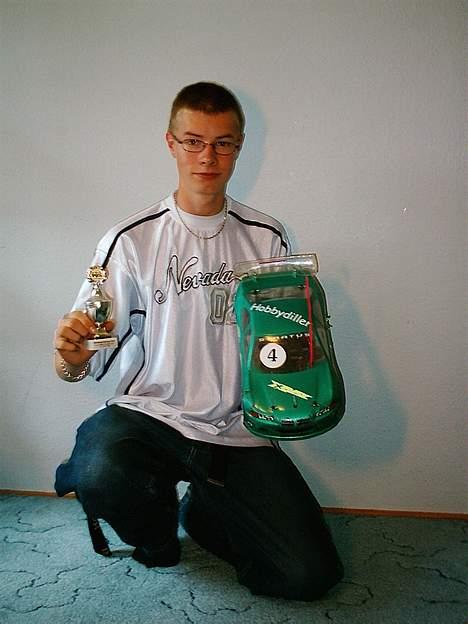 Bil X-Ray Evo2, Dodge Stratus - Den 13. Juni 2004, kom jeg på en 3. plads. Det var til tamiya cup i Glostrup Racing Clup, jeg kørte bare ikke med i Tamiya cup, Glostrup racing clup holde hved siden af, et løb til turring car stock, og der kom jeg på en 3. plads billede 6