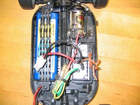 Bil Tamiya  Nissan calsonic - her kan i så se nogle af de ting der gæmmer sig uden mit body  billede 1