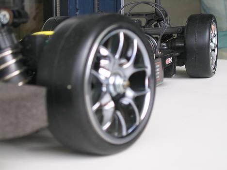 Bil Tamiya  Nissan calsonic - Mine nye fælge de er mega dyger for 4 148 eller så dan noget for 2 dæk ca 150 kr                                      billede 10