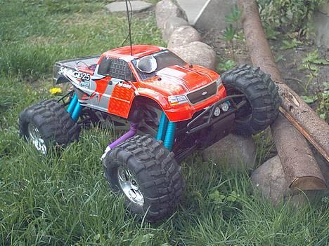 Truck Savage 25  - En 1:8 Savage 25 taget i haven billede 2