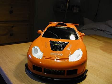 Bil QD Porche - Bilen forfra, der er isat gitter. desuden er servoen til styringen malet i forsskellige farver så det ser lidt godt ud når man kigger ned. billede 8