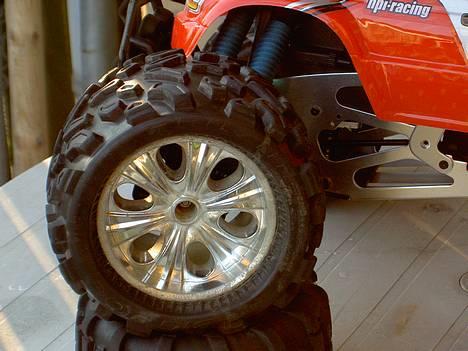 Truck Savage 25  - De er sku lidt større end stock dæk og fælge billede 3