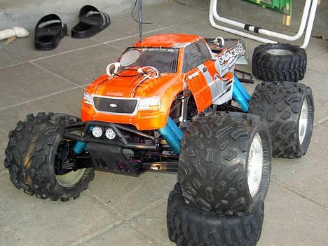 Truck Savage 25  - Proline 40 fælge og Proline Big Joes dæk. shock socks, 40 olie i støddæmpere og moddet 1½ cm lavere, skiftet de org fjedre. billede 6